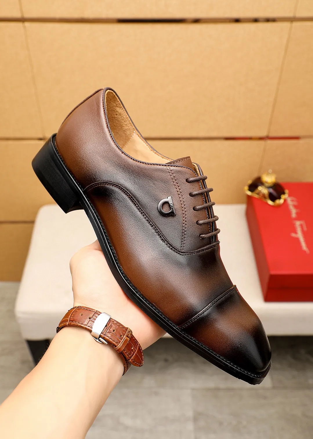 Men's shoes 💰480 💐 Product trademark: Ferragamo "Ferragamo" business leather shoes Regular size: 38-44 (45.46🉑️customized) Product materials: Selected imported calfskin upper, imported water-dyed cowhide leather lining. Strong three-dimensional visual effect, rubber outsole Color: 2⃣️colors available